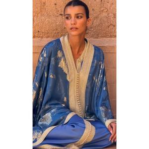 Kaftan d'hiver traditionnel deux pièces surdimensionné en soie irisée bleue, col en V, pièce maîtresse entièrement finie, signature Sfifa - Product Image 4