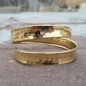 Brazalete de Latón Sólido Martillado 100% Hecho a Mano, Pulido en Oro, Ancho de Banda de 15 mm, Diseño Personalizado, Joyería Moderna y Duradera - Product Image 5