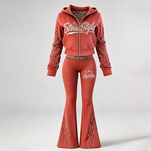 Ensemble de survêtement streetwear rouge personnalisé pour femme avec motif flamme en strass, sweat à capuche court et pantalon évasé - Product Image 2