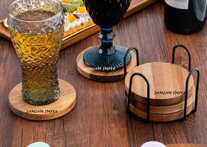 Juego de posavasos redondos de madera de acacia hechos a mano con soporte de metal Posavasos ecológicos para protección de mesa y decoración de bar en casa - Product Image 2