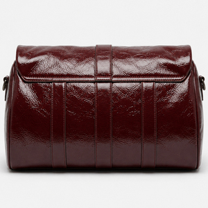 Sac Hobo Demi-Lune Avant-Gardiste en Similicuir Brillant Bordeaux avec Poignée Métallique Ondulée pour Femme - Product Image 3