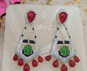 Magnifiques boucles d'oreilles pendantes en laiton plaqué argent avec zircon de qualité supérieure, tendance, pour femmes et filles, à porter pour les mariages et les fêtes - Product Image 3
