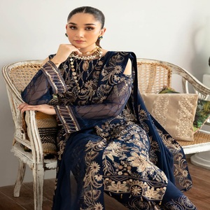 Tenue de soirée pour femmes en mousseline de soie brodée trois pièces punjabi costumes Ramsha Vol R-11 longue robe Maxi à feuilles persistantes prêtes - Product Image 1