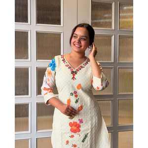 Magnifique ensemble haut et bas en tricot 100% coton pour les occasions spéciales, taille XL, avec broderie. - Product Image 1