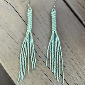 Boucles d'oreilles longues perlées faites à la main pour femmes, style bohème, vert menthe, avec franges longues, bijoux de mode, accessoire de fête - Product Image 1