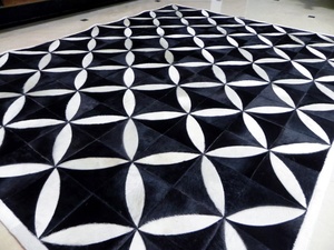 Alfombra de piel de vaca de retazos negra y crema hecha a mano pelo Real en alfombra de piel de cuero antideslizante para decoración del hogar interior y exterior - Product Image 3