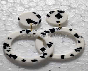 Pendientes colgantes de resina de color personalizados de lujo hechos a mano para mujer, accesorios de moda altamente pulidos de alta calidad de la India - Product Image 2