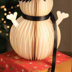 Statuetta Natalizia a Nido d'Ape Bianca Fatta a Mano, Decorazione Unica per le Festività - Product Image 4