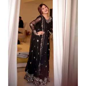 Precioso Vestido de Noche Bordado - Hermoso Traje de Fiesta con Pent y Dupatta con Trabajo de Lentejuelas - Product Image 6