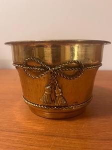 Elegante maceta de metal dorado con forma de lazo, perfecta para decoración de jardín, patio y exhibición al aire libre. Venta al por mayor desde India. - Product Image 5