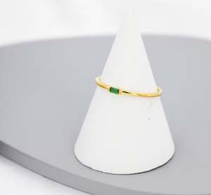 แหวนเงินแท้ประดับเพชร CZ ทรงบาแกตต์สีเขียวมรกต หรือแหวนเงินแท้หรือทองคำประดับเพชร CZ ทรงบาแกตต์แบบมินิมอล - Product Image 2