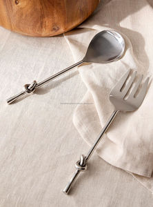 Serveur à salade en métal à manche fin et raffiné, idéal pour les cuisines minimalistes élégantes et les présentations de table sophistiquées - Product Image 5