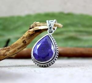 Pendentif en saphir naturel en gros, en argent sterling 925, fait main, forme poire, saphir bleu violet - Product Image 3