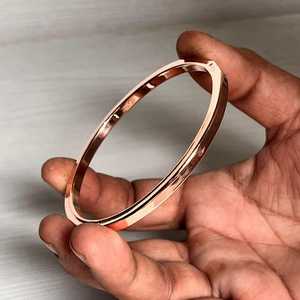 Pulsera Cuadrada Magnética de Cobre Grueso y Pesado, Joyería Unisex Hecha a Mano, Moderna y Minimalista, Apilable - Product Image 4