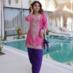 Elegante Conjunto de Kurti Corto Bordado con Lentejuelas, Mangas Campana y Bolso Potli Moderno - Product Image 1