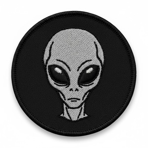 Patch brodé personnalisé tête d'alien gris, thermocollant, rond, pour vestes, chapeaux, accessoires vestimentaires science-fiction, vente en gros - Product Image 1