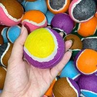 Nouveau produit 2023 prix bon marché personnalisé Logo couineur balle de tennis en caoutchouc pour chiot réduire le Stress avec sifflet à l'intérieur
