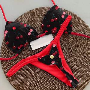 Ensemble bikini femme de haute qualité noir à bretelles chaînes, décolleté plongeant, dos nu, à nouer, string en V, motif floral sur le devant, couleur unie - Product Image 6