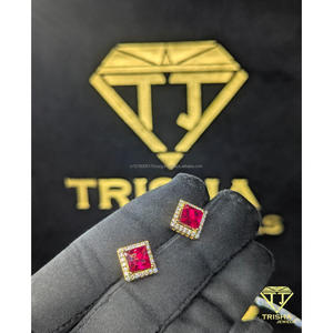 Boucles d'oreilles clous carrées en diamant de laboratoire VVS de haute qualité, pierre rouge, argent sterling 925, style Iced Out, bijoux de luxe tendance par Trisha - Product Image 2