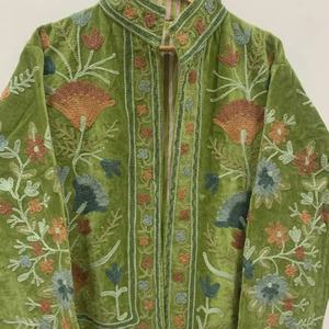 Abrigo bohemio Suzani de terciopelo suave con forro de algodón a rayas bordado floral, chaleco de invierno hecho a mano de tamaño libre - Product Image 1