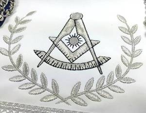 Delantal Masónico de Alta Calidad Past Master Blue Lodge, Blanco y Azul Real con Bordado Plateado, Delantales de Regalia Masónica Personalizados - Product Image 3