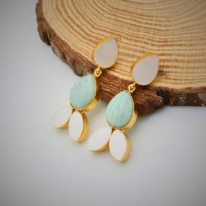 ต่างหูห้อยทรงชิค - พลอยอะมาโซไนต์และไข่มุก ประดับด้วยทองคำชุบ 18k - Product Image 2