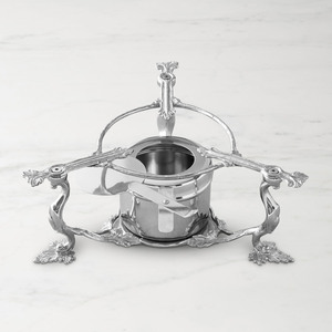 Plat à chafing en argent martelé avec poignées de support à motif feuille et couvercle décoratif en forme de fruit pour événements gastronomiques et mariages - Product Image 3