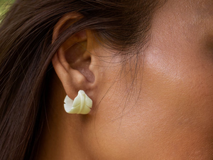Pendientes de Aro Hechos a Mano, Ecológicos y Orgánicos, con Plumas y Hueso de Búfalo, Estilo Tribal, Blancos, Artesanía Natural - Product Image 5