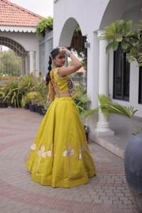 Ensemble Lehenga brodé jaune avec blouse ornée de miroirs, robe de mariée indienne traditionnelle en coton longueur ras du sol, coupe ample pour femme - Product Image 3