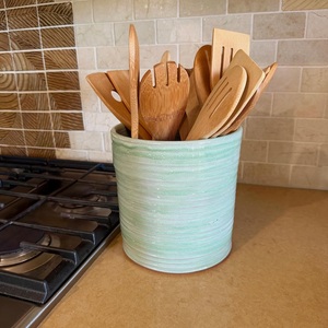 Elegante Portautensilios de Cerámica de Gres Verde Menta con Acabado Acanalado, de Alta Resistencia al Calor y Construcción Robusta para Cocina - Product Image 4