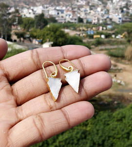 Pendientes colgantes minimalistas de ágata blanca con drusa, de latón con baño de oro de 18k, con forma de punta de flecha y gancho de drusa. - Product Image 5