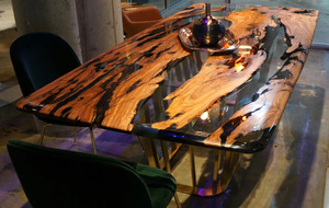 Table à manger moderne en bois massif avec bord naturel et plateau en résine époxy bleue, construction artisanale durable, qualité supérieure - Product Image 5