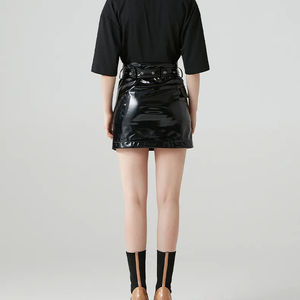 Jupe courte moulante taille haute en similicuir verni brillant avec lacets et découpes latérales – Style clubwear sexy - Product Image 3