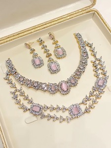 Sofisticado collar de cadena de oro minimalista afgano con colgante de halo de piedra blanca redonda y cristal verde esmeralda. - Product Image 4