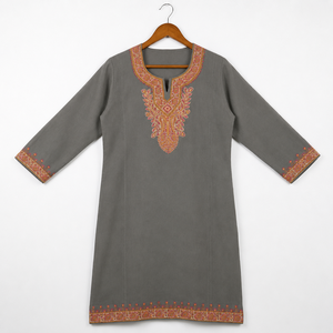 Kurti Pheran en cachemire gris chaud avec broderie Paisley Sozni, look moderne, acheter directement auprès du créateur - Product Image 3