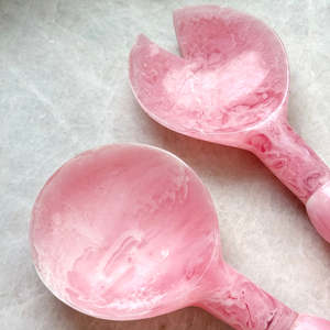 Ensemble de cuillères de service en résine marbrée rose, design de luxe, en forme d'éventail, manche long, écologique, durable, passe au lave-vaisselle, pour les fêtes - Product Image 3