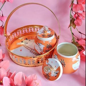 Juego de Bandejas Metálicas de Estilo Antiguo Moderno con Diseño Intrincado Grabado en Toda la Superficie y Pintura Pichwai, Juego de 2 Hecho a Mano para Regalo - Product Image 1