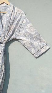 "Robe de coton à main Silver Mist Kimono floral gris doux - Product Image 4