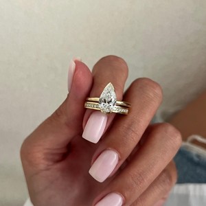 Ensemble de bagues de fiançailles minimalistes demi-serties avec diamant de laboratoire en forme de poire de 2 carats, or jaune UNIQUE, solitaire et alliance - Product Image 2