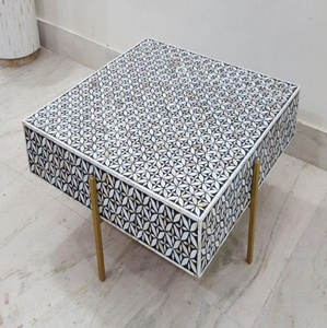Mesa auxiliar redonda con un audaz patrón óptico en blanco y negro y patas minimalistas tipo horquilla, disponible a precios de mayorista. - Product Image 2
