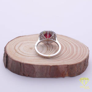 Anillo de Compromiso con Diamante Cultivado en Laboratorio y Rubí, Corte Redondo, Oro Blanco, Estilo Vintage, Regalo de Boda o Aniversario para Mujer - Product Image 5
