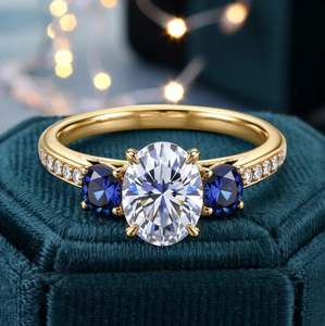 Anillo de Moissanita de Corte Ovalado de Lujo con Zafiro Azul en Plata de Ley Chapada en Oro para Compromiso y Boda - Product Image 1