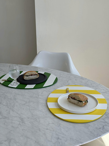Salvamanteles redondo de MDF lacado con bloques de color brillantes, diseñado para espacios de comedor contemporáneos, colecciones de vajilla de marca privada. - Product Image 6