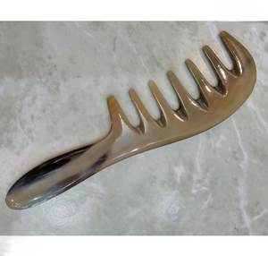 Peigne en corne naturelle de fabrication directe avec dents longues, pour le soin des cheveux et une coiffure élégante, idéal pour la dressing et la décoration intérieure, au meilleur prix. - Product Image 1