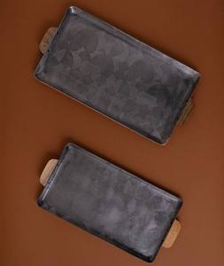 Bandeja de Servicio Rectangular de Metal Gris Carbón de Lujo al por Mayor, Plato para Hotel con Textura Geométrica y Asas de Madera - Product Image 1