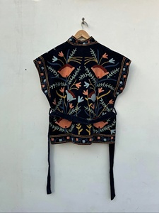 เสื้อกั๊กสั้นผ้ากำมะหยี่ลายดอกไม้ประดับลูกปัดสไตล์วินเทจ ไม่มีแขน เหมาะสำหรับฤดูหนาว สไตล์ยิปซี โบโฮ เหมาะสำหรับเทศกาล เป็นของขวัญสำหรับเธอ - Product Image 2