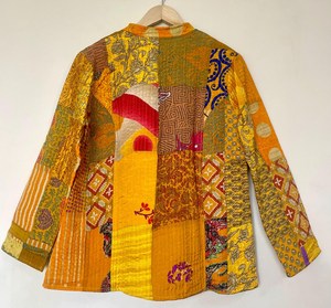 Hermosa Chaqueta de Invierno Hecha a Mano con Parches de Sari de Seda, Estampado Floral, Acolchado Kantha, Cuello en V, Mangas Abullonadas, Estilo Casual Nivisaa - Product Image 6