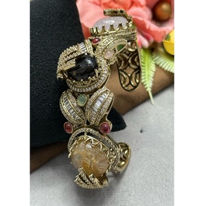 Bracelet à breloques plaqué or de qualité supérieure avec moissanite, idéal pour les mariages, les fiançailles, les soirées et les occasions spéciales pour femmes. - Product Image 1