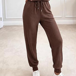 Ensemble de survêtement pour femme de style moderne, confortable, deux pièces, conçu pour la vie quotidienne et le confort toute la journée - Product Image 6