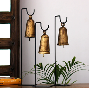 Cloche murale suspendue en laiton poli, fixée sur un support simple en volutes avec de fins motifs géométriques gravés. - Product Image 4